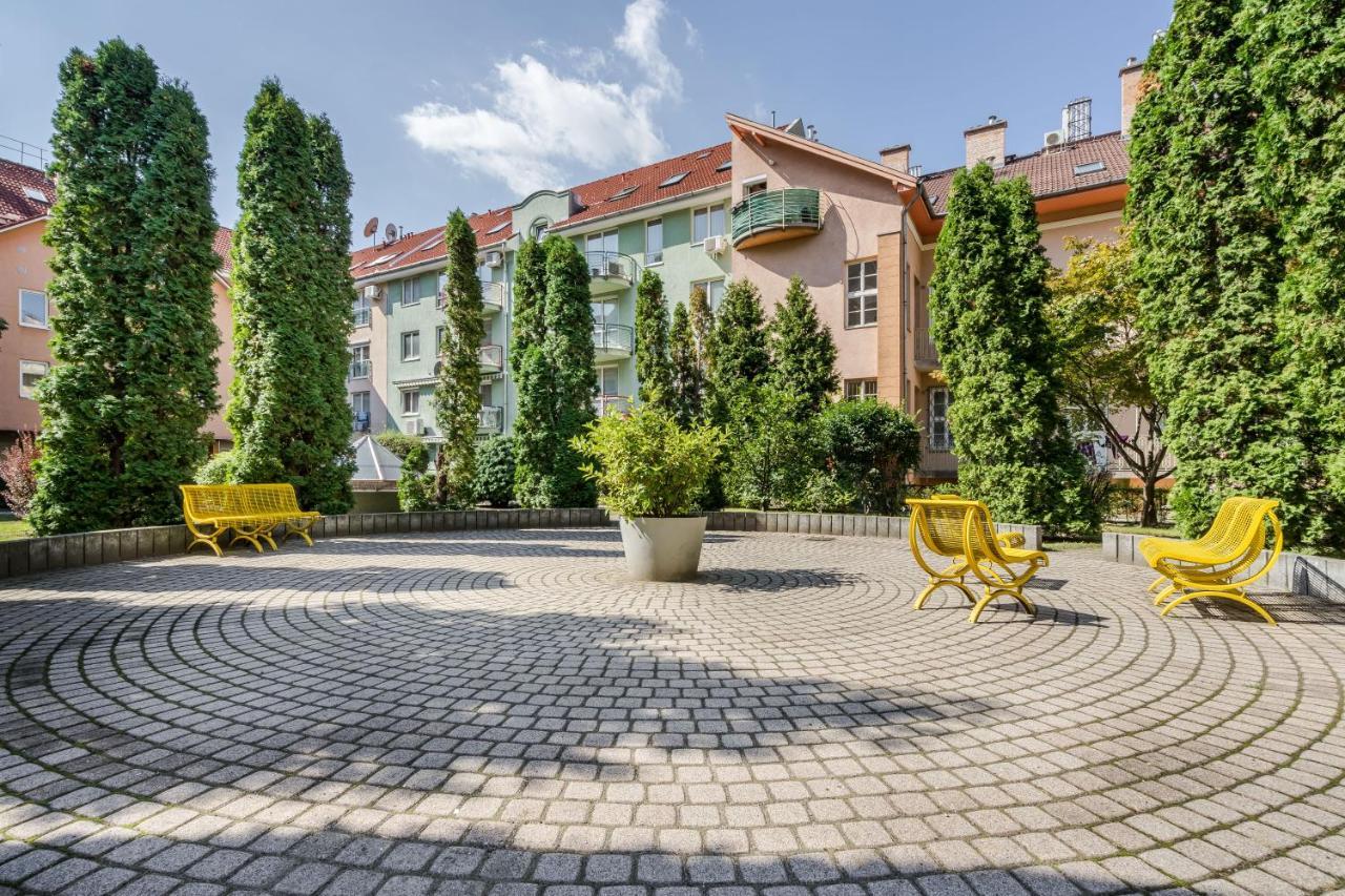 Beautiful Three Bedrooms Apartment With Free Parking Close To The Danube Coast Budapest Exteriör bild